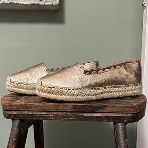 NWOB Crown Vintage Brae Creased Metallic Rose Gold Scallop Trim Espadrilles